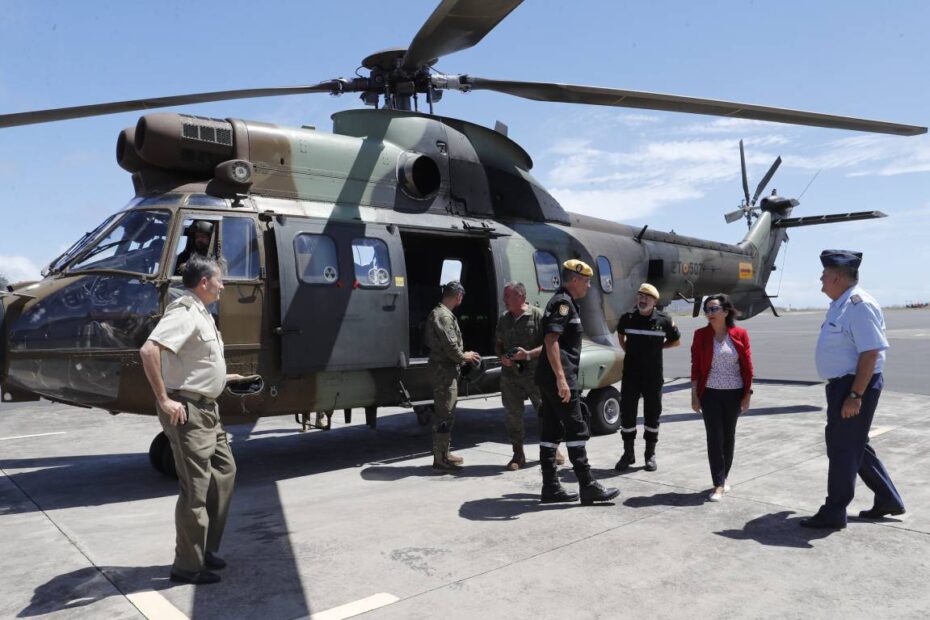 La ministra en funciones Margarita Robles visita las zonas afectadas por el incendio en Tenerife y a unidades de la Base de Los Rodeos, con la finalidad de reconocer y agradecer personalmente el esfuerzo realizado/MDE. Foto: Marco Romero