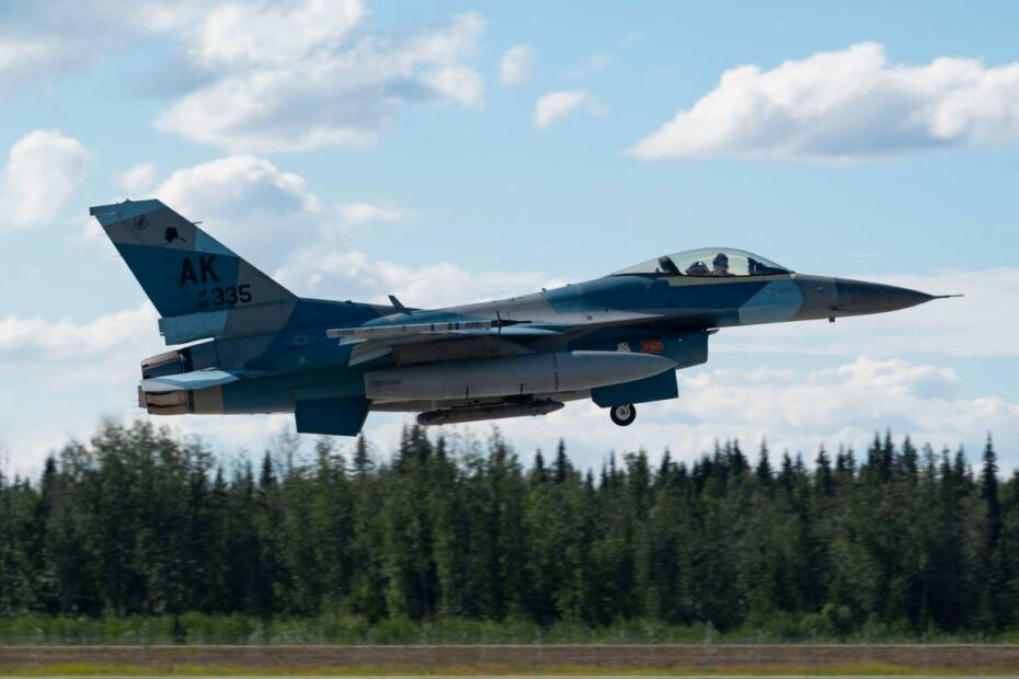 Un F-16 Fighting Falcon asignado al 18º Escuadrón de Agresores despega para una misión durante Red Flag-Alaska 23-3 en la Base de la Fuerza Aérea de Eielson, Alaska, el 14 de agosto de 2023. Los Aggressors proporcionarán a los participantes una fuerza contraria realista empleando tácticas enemigas durante el entrenamiento de combate aéreo. (Foto de la Fuerza Aérea de EE.UU. por Megan Estrada)