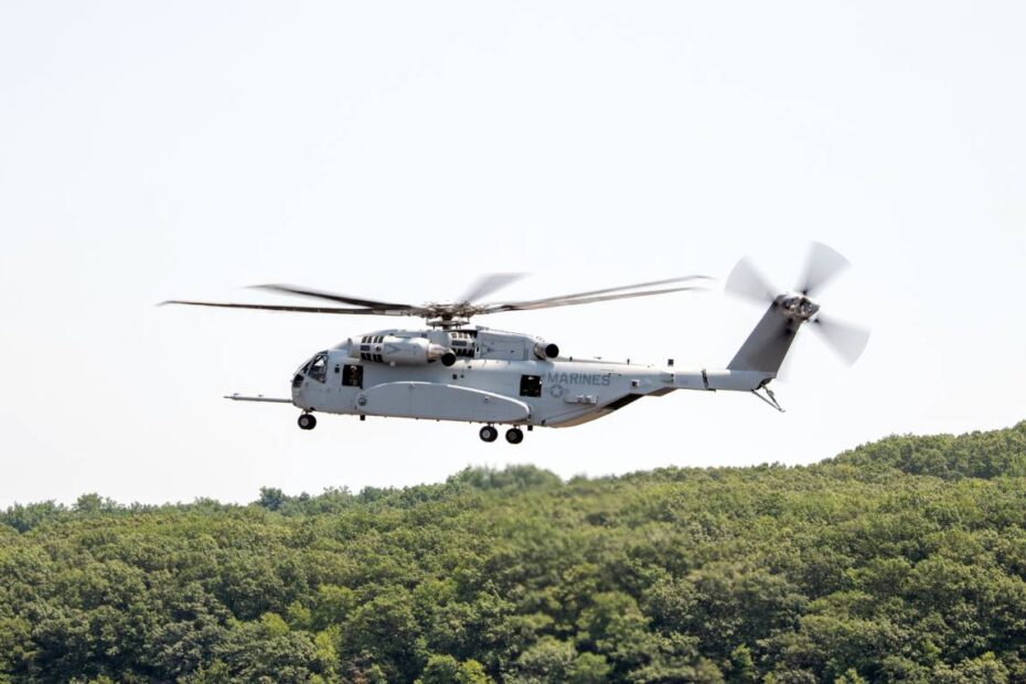 Marines estadounidenses realizan un vuelo de prueba del CH-53K en las instalaciones de Sikorsky en Stratford, Connecticut. El helicóptero de transporte pesado tendrá su base en la Estación Aérea New River del Cuerpo de Marines en Jacksonville, Carolina del Norte. Foto cortesía de Sikorsky, una empresa de Lockheed Martin.