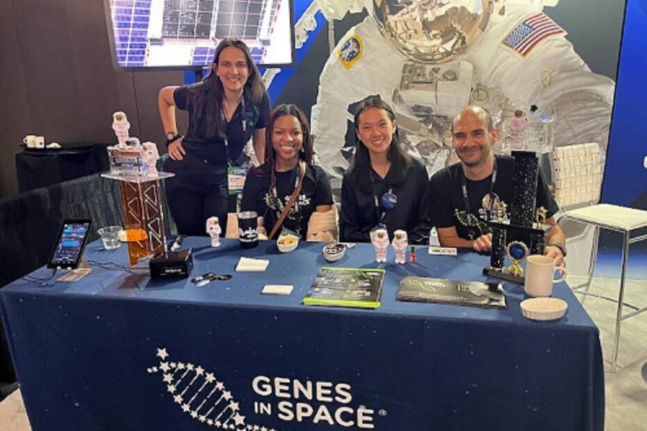 De izquierda a derecha, las anteriores ganadoras de Genes in Space, Anna-Sophia Boguraev y Pristine Onuoha, con la ganadora de Genes in Space 2023, Isabel Jiang, y su mentor, el estudiante de posgrado de Harvard Aleks Radakovic, en la Conferencia de Investigación y Desarrollo de la ISS celebrada en Seattle el 2 de agosto. (Foto: Marc Bliss, miniPCR)