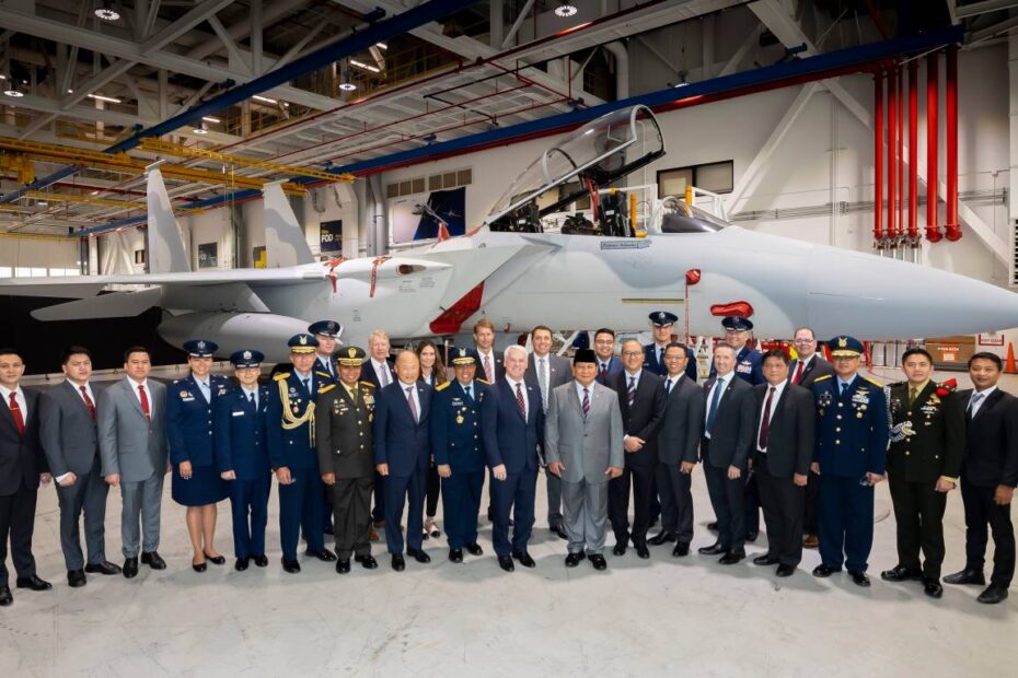 Una delegación de la República de Indonesia, encabezada por el Ministro de Defensa Prabowo Subianto (centro), compartió el compromiso del país de adquirir F-15EX durante una reciente visita a las instalaciones de Boeing en San Luis. Indonesia ha elegido el F-15EX para mejorar sus capacidades de cara al futuro. (Foto de Boeing)