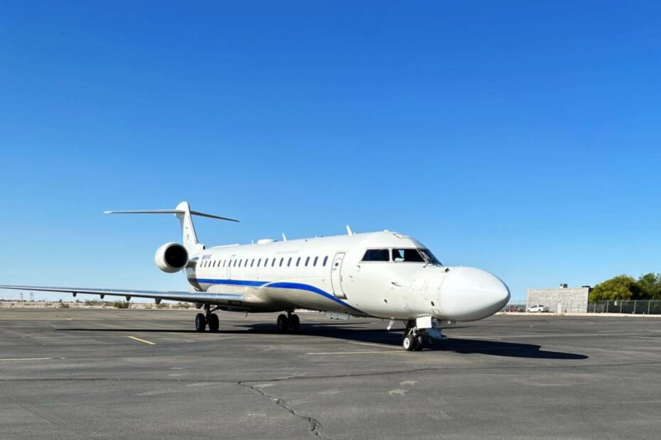 El avión CRJ-700 se utilizó en EDGE '23 en Yuma, Arizona, para demostrar la arquitectura de detección profunda multidominio de DSaT. Las capacidades de DSaT se integran en un avión civil, proporcionando una recopilación de inteligencia que puede llegar más allá de la línea de visión de los sensores locales. (Crédito de la foto: Northrop Grumman)