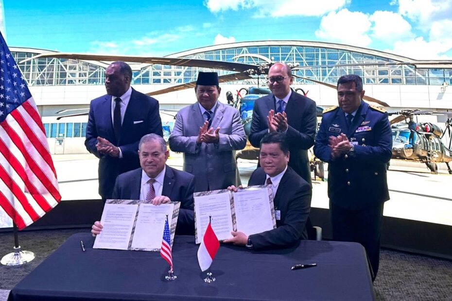 El vicepresidente de Desarrollo de Negocio Global de Sikorsky, Jeff White (sentado a la izquierda), y la consejera delegada de PTDI, Gita Amperiawan, presentan un acuerdo firmado para los helicópteros S-70M Black Hawk en las oficinas de Lockheed Martin en Washington, D.C., el 22 de agosto de 2023.