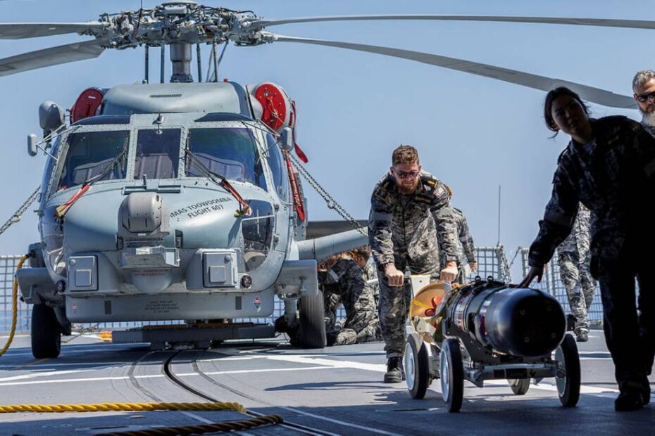 Marineros de la Marina Real Australiana del avión embarcado MH-60R "Valkyrie" del HMAS Toowoomba descargan un torpedo MK54 de práctica tras completar un ejercicio de carga de torpedos de práctica frente a la costa de Australia Occidental, mientras el buque se prepara para el despliegue de presencia regional 2023. ©Defensa Australia