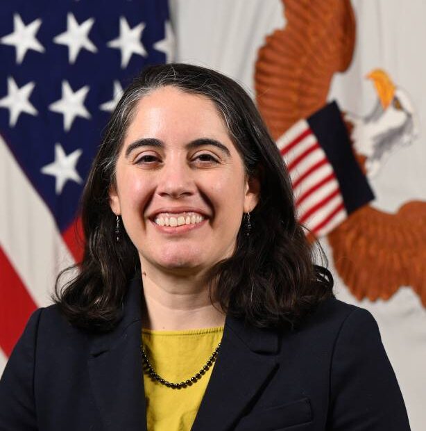 La Sra. Melissa Dalton, Subsecretaria de Defensa Nacional y Seguridad Global, posa para su retrato oficial en el estudio de retratos del Ejército en el Pentágono en Arlington, Virginia, el 15 de marzo de 2022. (Foto del Ejército de EE.UU. por Leonard Fitzgerald)