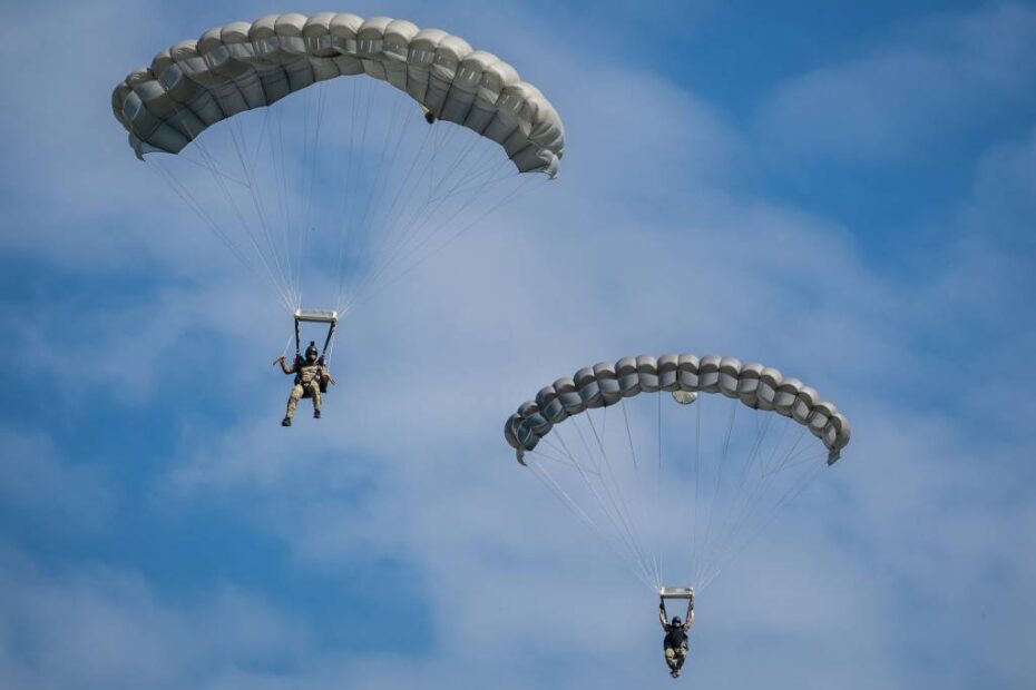 Paracaidistas de la Fuerza Aérea de EE.UU. ejecutan aterrizajes de precisión en paracaídas en el Aeropuerto Municipal Freeman de Seymour, Indiana, el 4 de septiembre de 2023, como parte del PJ Rodeo. El evento bienal, que pone a prueba las capacidades de los paracaidistas de todo el servicio, fue organizado por el 123º Escuadrón de Tácticas Especiales de la Guardia Nacional Aérea de Kentucky. Foto de la ANG por Dale Greer