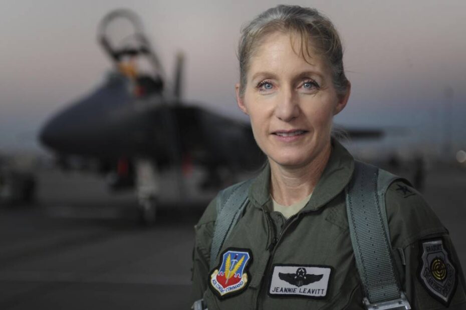 La general de brigada Jeannie Leavitt, comandante del Ala 57 de la Base de la Fuerza Aérea de Nellis, Nevada, posa para un retrato en la línea de vuelo el 15 de julio de 2016. Leavitt es responsable de 34 escuadrones en 13 instalaciones que constituyen el ala de vuelo más diversa de la Fuerza Aérea. (Fotografía de la Fuerza Aérea de EE.UU. por el aviador de primera clase Kevin Tanenbaum).