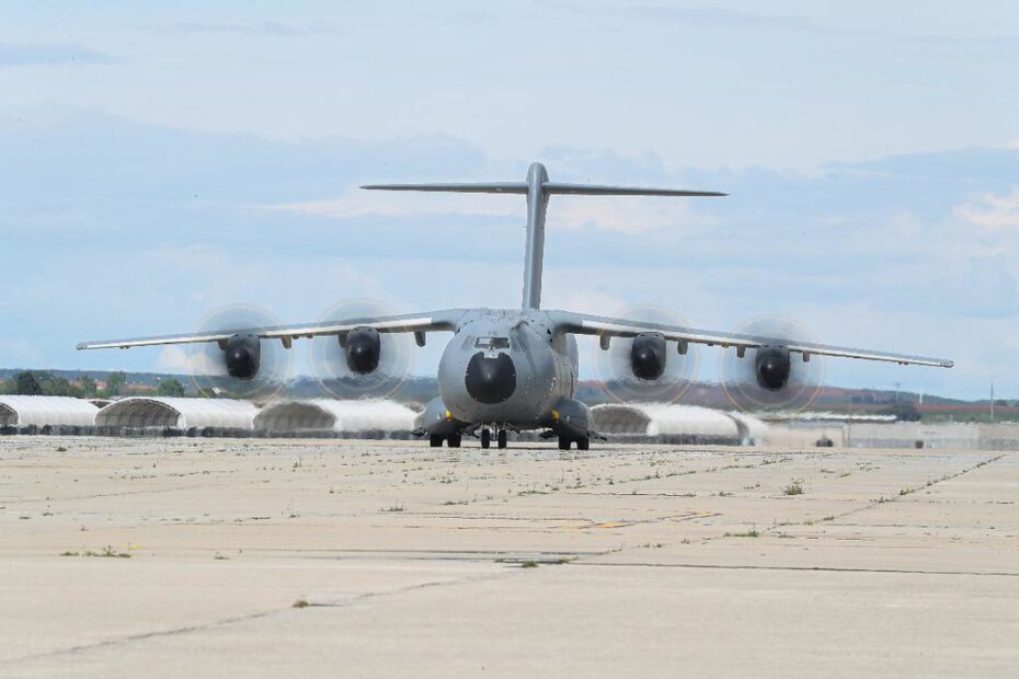 Llegada del avión A400M con 12 toneladas de material sanitario. Foto: MDE