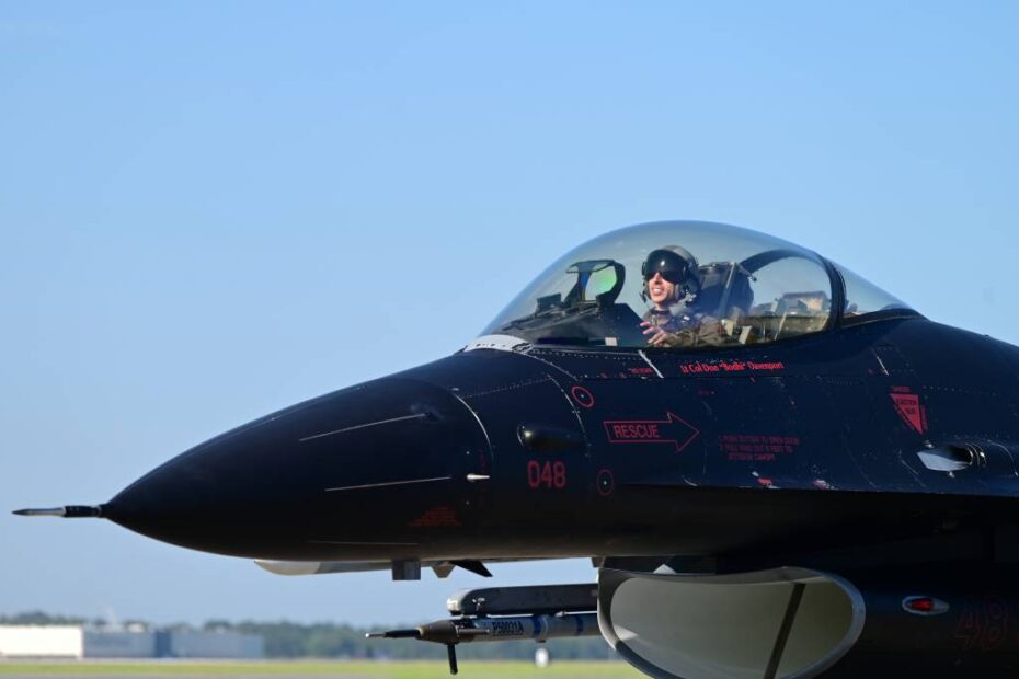 Un piloto de la Fuerza Aérea de EE.UU. asignado al 64º Escuadrón de Agresores de la Base Aérea de Nellis, Nevada, realiza un taxi en un F-16 Fighting Falcon durante la competición Guillermo Tell en el Centro de Dominio Aéreo situado en la Base de la Guardia Nacional Aérea de Savannah, Georgia, el 14 de septiembre de 2023. La histórica competición Guillermo Tell de la Fuerza Aérea, que comenzó en 1949, desafía a los equipos de integración de cazas de todo el servicio activo, la Reserva y la Guardia Nacional Aérea para determinar "lo mejor de lo mejor" en la Fuerza Aérea. (Foto de la Guardia Nacional Aérea de EE.UU. por la aviadora Victoria Coursey)