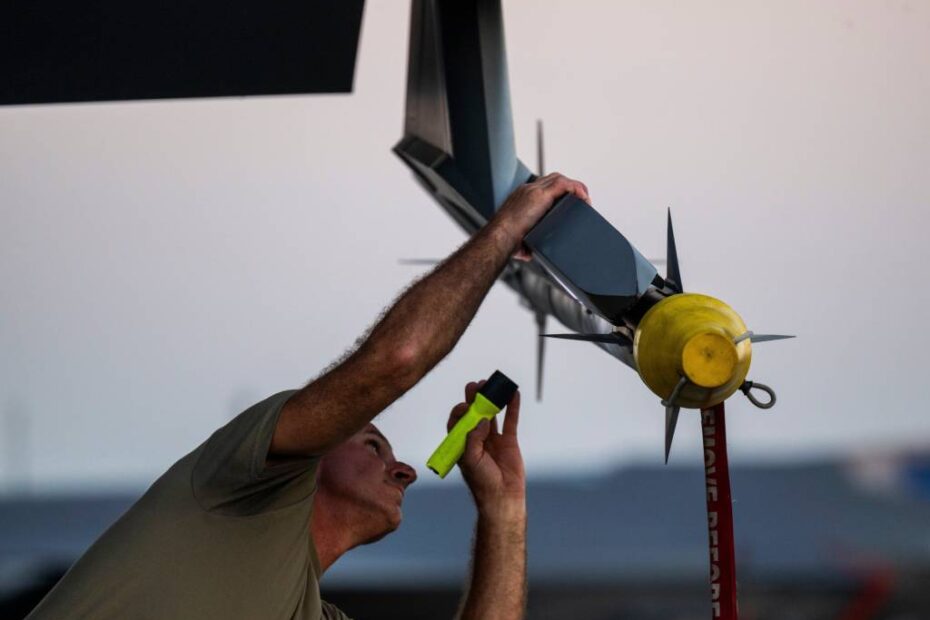 Un aviador de la Fuerza Aérea de EE.UU. asignado a la 158ª Ala de Caza realiza los procedimientos previos al vuelo en preparación para la competición de encuentro de armas aire-aire Guillermo Tell en la Base de la Guardia Nacional Aérea de Savanah, Georgia, 11 de septiembre de 2023. Guillermo Tell simula escenarios de combate reales, desafiando a los participantes en combate aire-aire, artillería aérea y tiro aire-tierra, incluyendo los aspectos de combate y control relacionados con los medios aéreos participantes. (Foto de la Fuerza Aérea de EE.UU. por la sargento Kaitlyn Ergish)