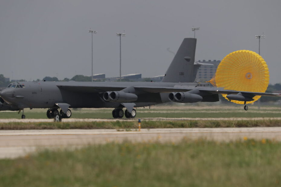 Un B-52 Stratofortress llega a la Base Conjunta de San Antonio. El avión será sometido a la instalación de un sistema de radar actualizado fabricado por RTX. Foto cortesía de Boeing Co.