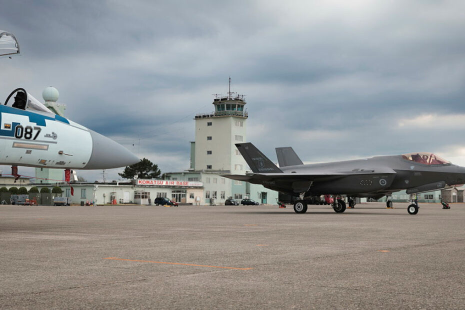 Un avión F-35A Lightning II de la Real Fuerza Aérea Australiana realiza un rodaje antes de despegar en la base aérea de Komatsu de la Fuerza de Autodefensa Aérea de Japón durante el ejercicio Bushido Guardian 2023. ©Defensa Australia