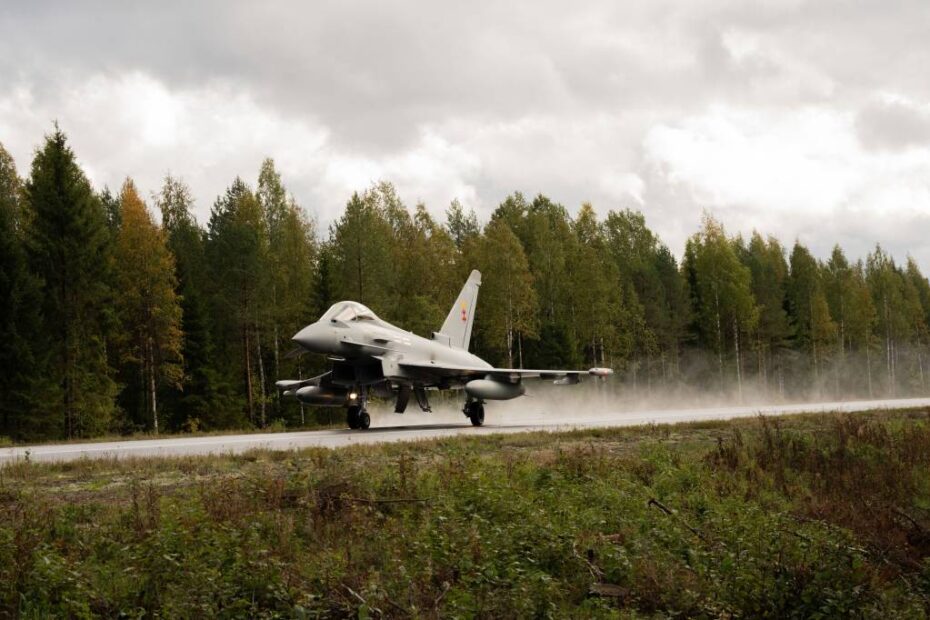 Los cazas Typhoon de la Real Fuerza Aérea han aterrizado y despegado con éxito por primera vez en una carretera ©RAF