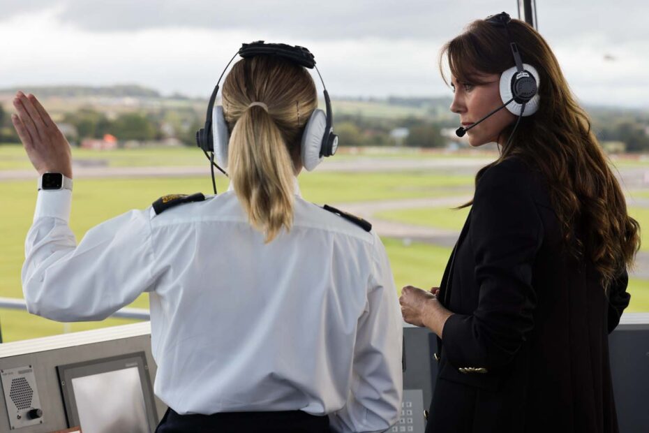 El 18 de septiembre de 2023, los aviadores navales dieron la bienvenida por primera vez a su nueva patrona: Su Alteza Real la Princesa de Gales visitó la Real Estación Aérea Naval de Yeovilton, en Somerset. En su calidad de Comodoro en Jefe de la Fleet Air Arm, la Princesa de Gales pasó tres horas en la estación aérea, que alberga helicópteros Merlin y Wildcat de primera línea que prestan apoyo a las operaciones de la Royal Navy y la Royal Marine en todo el mundo. La introducción de Su Alteza Real a la aviación naval comenzó con un rugido cuando un F-35B Lightning "zumbó" en la torre de control de Yeovilton; los cazas furtivos son los aviones más avanzados del arsenal militar del Reino Unido y actualmente operan a bordo del buque insignia de la nación, el HMS Queen Elizabeth, en su despliegue de otoño. ©UK Royal Navy