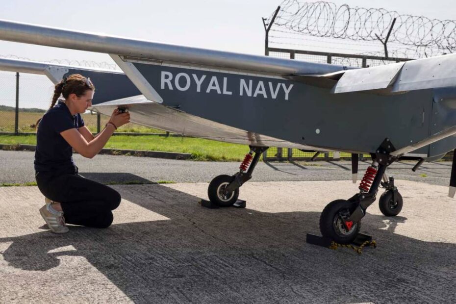 Un avión sin piloto ha aterrizado por primera vez a bordo de un portaaviones de la Royal Navy. ©Royal Navy