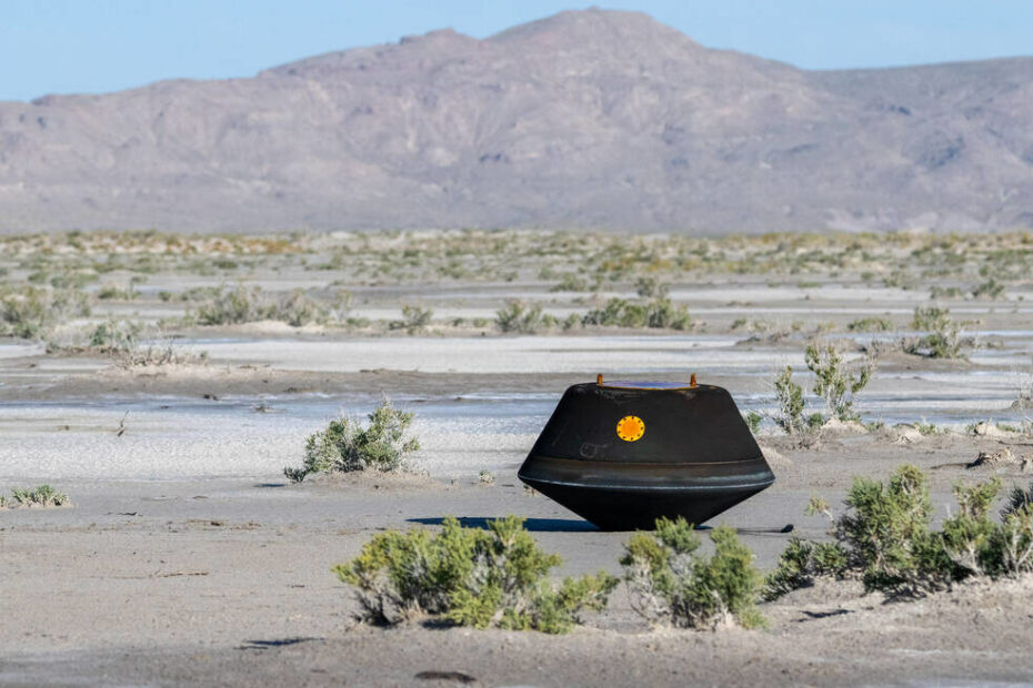 La cápsula de retorno de muestras de la misión OSIRIS-REx de la NASA poco después de aterrizar en el desierto, el domingo 24 de septiembre de 2023, en el Campo de Pruebas y Entrenamiento del Departamento de Defensa de Utah. Crédito de la foto: (NASA/Keegan Barber)