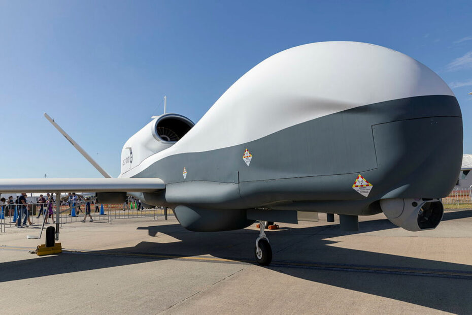 La exhibición estática de una réplica del sistema de aeronaves pilotadas por control remoto MQ-4C Triton de la Fuerza Aérea en el Salón Aeronáutico Internacional de Avalon 2023. El Tritón está fabricado por Northrop Grumman ©Australian Defence