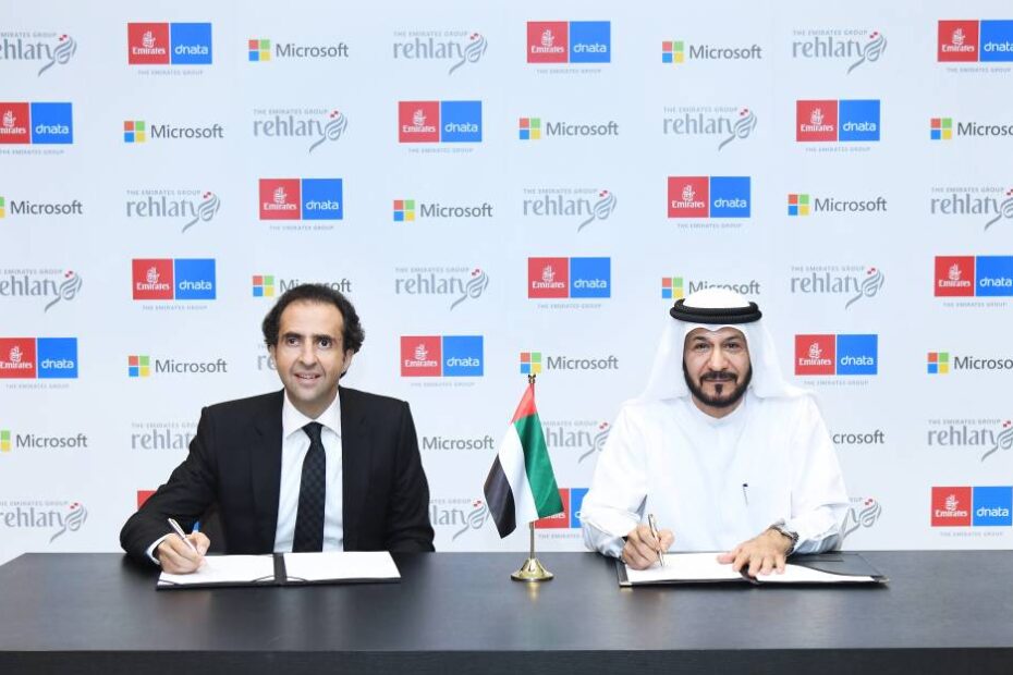 (Derecha) Adel Al Redha, Director de Operaciones de Emirates, y Naim Yazbeck, Director General de Microsoft EAU, firmando el Memorando de Entendimiento ©Emirates