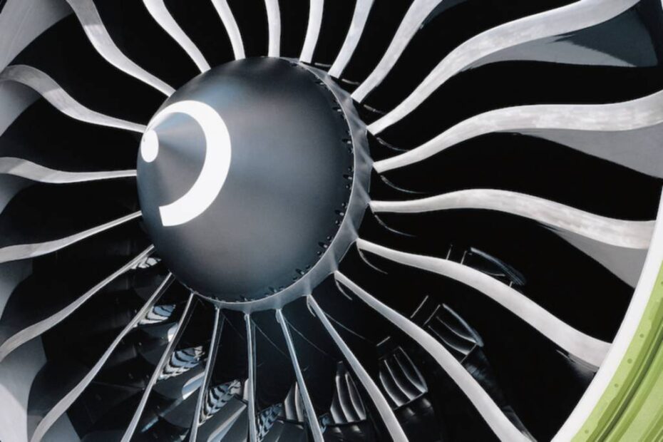 Primer plano del GE90, con sus 22 palas de cuatro pies de largo. Cada aspa de fibra de carbono pesa sólo 15 kilos. Crédito: GE Aerospace