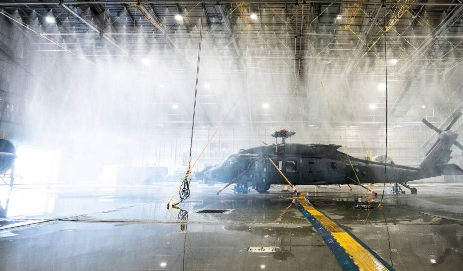 Un HH-60W Jolly Green II es golpeado por vientos de 45 mph y empapado bajo una lluvia de 130 galones por minuto en el Laboratorio Climático McKinley el 1 de abril de 2020, en la Base de la Fuerza Aérea de Eglin, Florida. El nuevo helicóptero de combate de búsqueda y rescate de la Fuerza Aérea y sus tripulaciones experimentaron temperaturas extremas de 120 a -60 grados Fahrenheit, así como lluvias torrenciales durante el mes de pruebas. Las pruebas evalúan cómo se comportan la aeronave y su instrumentación, electrónica y tripulación en las condiciones extremas a las que se enfrentará en la Fuerza Aérea operativa. (Foto de la Fuerza Aérea de EE.UU. por Samuel King Jr.)