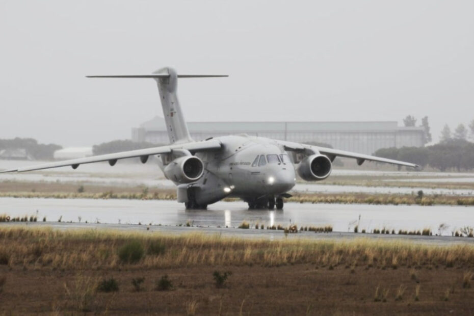 El 18 de octubre de 2023, un KC-390 portugués realizó el primer vuelo operativo de Brasil a Portugal despegando en Gavião Peixoto haciendo escala en Recife y Cabo Verde y aterrizando en la Base Aérea de Beja, Portugal, el 19 de octubre. Foto de la Fuerza Aérea Portuguesa.