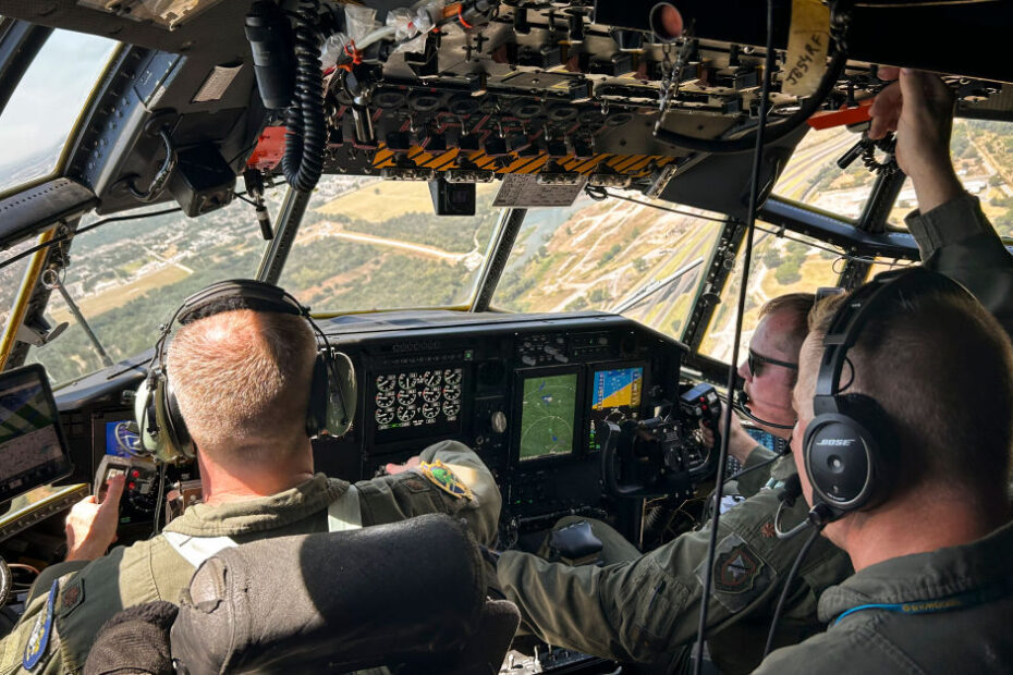 La tripulación prueba por primera vez las nuevas pantallas digitales del C-130H el 2 de agosto en un vuelo a la base de la Fuerza Aérea de Eglin, Florida. La importante actualización, denominada Avionics Modernization Program Increment 2, supone una mejora significativa de los sistemas de aviónica y navegación de este avión de casi 60 años de antigüedad. (Foto de cortesía)