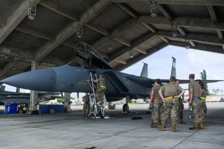 Aviadores del Ala de Caza 104 completan las comprobaciones posteriores al vuelo de un F-15C Eagle en la Base Aérea de Kadena, Japón, el 3 de octubre de 2023. Mientras estén desplegados en la Piedra Angular del Pacífico, estos Eagles de la Guardia Nacional trabajarán en conjunción con otros aviones pesados, de reconocimiento y de combate de cuarta y quinta generación que se encuentran estacionados en la Base Aérea de Kadena para garantizar unas capacidades de combate estables y continuas en la región. (Foto de la Fuerza Aérea de EE.UU. por Catherine Daniel)