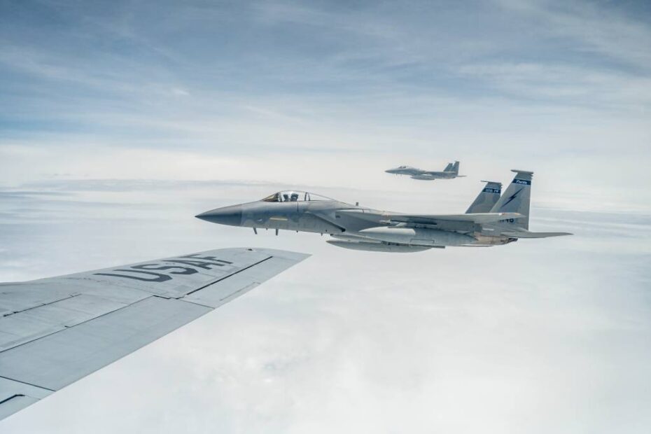 Un F-15 del Ala de Combate 125 de la Guardia Nacional Aérea de Florida toma combustible en pleno vuelo durante el ejercicio Relámpago VIII en Colombia, el 21 de agosto de 2023. Esta oportunidad de entrenamiento entre Colombia y los Estados Unidos ofrece beneficios reales al personal militar de los Estados Unidos y de las naciones asociadas y al pueblo de Colombia al promover la preparación. (Foto de la Fuerza Aérea de EE.UU. por el sargento Matthew Matlock)