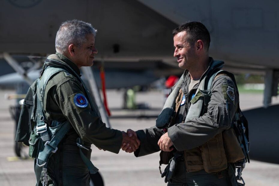 El Mayor General de la Fuerza Aeroespacial de Colombia (COLAF), Carlos Fernando Silva Rueda (izquierda), Segundo Comandante y Jefe de Estado Mayor de la COLAF, estrecha la mano del Teniente Coronel de la Fuerza Aérea de EE.UU. Daniel Schiller (derecha), Jefe de Seguridad del Ala de Caza 125 de la Guardia Nacional Aérea de Florida, tras una salida de entrenamiento durante el ejercicio Rel‡mpago VIII en Palanquero, Colombia, el 30 de agosto de 2023. Aviones de COLAF y de la Fuerza Aérea de EE.UU. vuelan juntos y unos contra otros en entrenamiento utilizando los estándares de la OTAN para promover una interoperabilidad sin fisuras. (Foto de la Fuerza Aérea de EE.UU. por el aviador Bryan Guthrie)