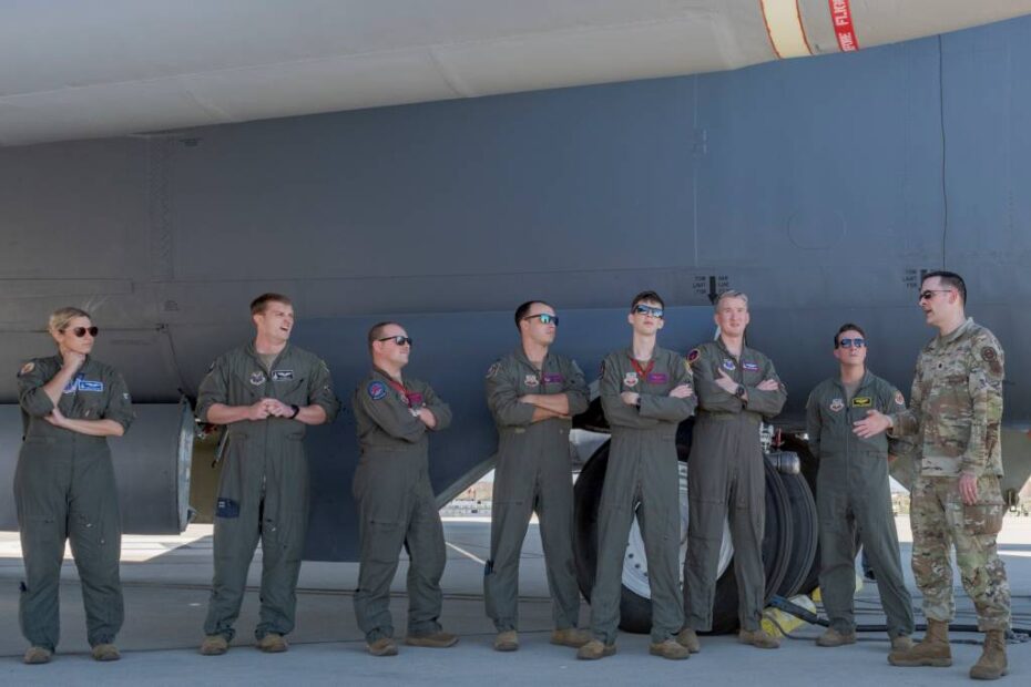 El teniente coronel de la Fuerza Aérea de EE.UU. Jeffrey Komives, experto en empleo hipersónico, orienta a las tripulaciones operativas de las unidades B-1 Lancer, B-2 Spirit, B-52 Stratofortress y F-15E Strike Eagle del Mando de Ataque Global de la Fuerza Aérea y del Mando de Combate Aéreo sobre el misil de crucero de ataque hipersónico de la Fuerza Aérea mientras participan en un entrenamiento de familiarización con el arma hipersónica en la base Edwards de la Fuerza Aérea de EE.UU., California, el 28 de septiembre de 2023. Las tripulaciones participantes recibieron formación académica y de expertos sobre los fundamentos hipersónicos y participaron en debates tácticos sobre operaciones hipersónicas para aumentar la preparación operativa y preparar a múltiples comunidades de aeronaves para la hipersónica, incluidos el misil de crucero de ataque hipersónico, el arma de respuesta rápida lanzada desde el aire y otros programas en desarrollo. El Departamento de Defensa está desarrollando la ciencia y la tecnología hipersónicas para garantizar que los EE.UU. puedan desplegar rápidamente sistemas hipersónicos operativos. (Foto de la Fuerza Aérea de EE.UU. por Lindsey Iniguez)