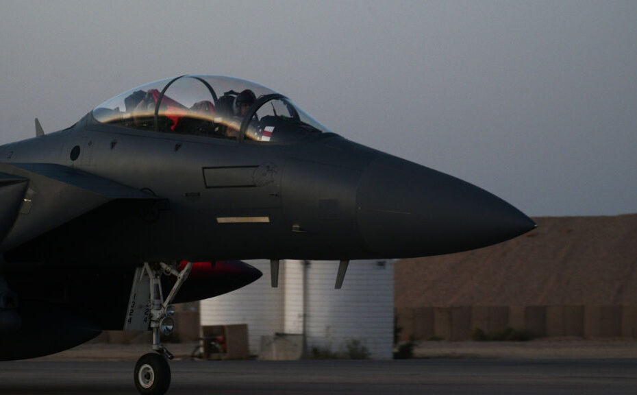 Tripulación a bordo de un F-15E Strike Eagle de la Fuerza Aérea de EE.UU. asignado al 494º Escuadrón Expedicionario de Cazas celebran su llegada a la zona de operaciones del Mando Central de EE.UU., 13 de octubre de 2023. El Strike Eagle ofrece una amplia gama de capacidades de combate, que mejoran aún más la capacidad de EE.UU. y de la coalición para operar libre y eficazmente en el dominio aéreo en todo Oriente Medio. (Foto de la Fuerza Aérea de EE.UU. por la aviadora de primera clase Josephine Pepin)