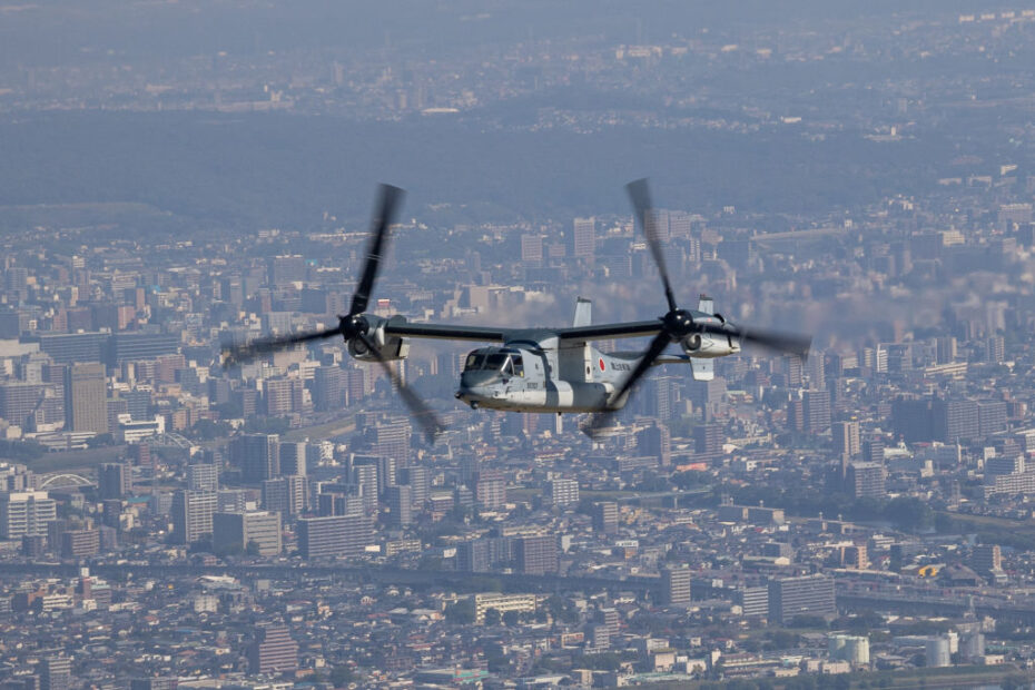 Un V-22 Osprey tiltrotor de la Autodefensa Terrestre de Japón con el 107º Escuadrón, Grupo de Aviación de Transporte, 1ª Brigada de Helicópteros, realiza un vuelo bilateral en formación junto a Marines de EE.UU. con el Escuadrón 262 de Marines Tiltrotor Medio, Grupo de Aviación de Marines 36, 1ª Ala de Aviación de Marines, durante la parte del ejercicio de entrenamiento de campo del Resolute Dragon 23 sobre Kumamoto, Japón, el 18 de octubre de 2023. RD 23 es un ejercicio bilateral anual en Japón que refuerza las capacidades de mando, control y maniobra multidominio de los Marines de la III Fuerza Expedicionaria de Marines y del personal aliado de la Fuerza de Autodefensa de Japón. Cuerpo de Marines de EE.UU.