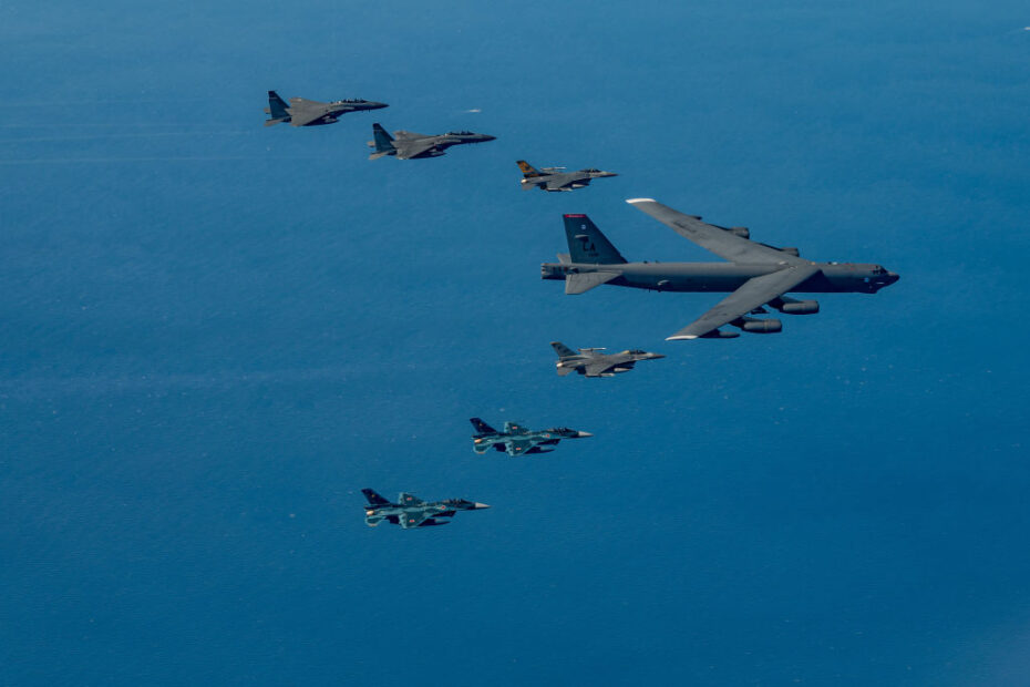 Aviones de combate de EE.UU., Japón y la República de Corea realizaron un vuelo de escolta trilateral de un bombardero estadounidense B-52H Stratofortress que operaba en el Indo-Pacífico, 22 de octubre de 2023. F-16s de EE.UU. del 80º Escuadrón de Caza, 8º Ala de Caza volaron junto a F-2s de la Fuerza Aérea de Autodefensa de Japón (JASDF) del 8º Ala Aérea, y F-15Ks de la Fuerza Aérea de la República de Corea (ROKAF) del 11º Ala. (Foto de la Fuerza Aérea de EE.UU. por la aviadora superior Karrla Parra) (Foto de la aviadora superior Karla Parra)