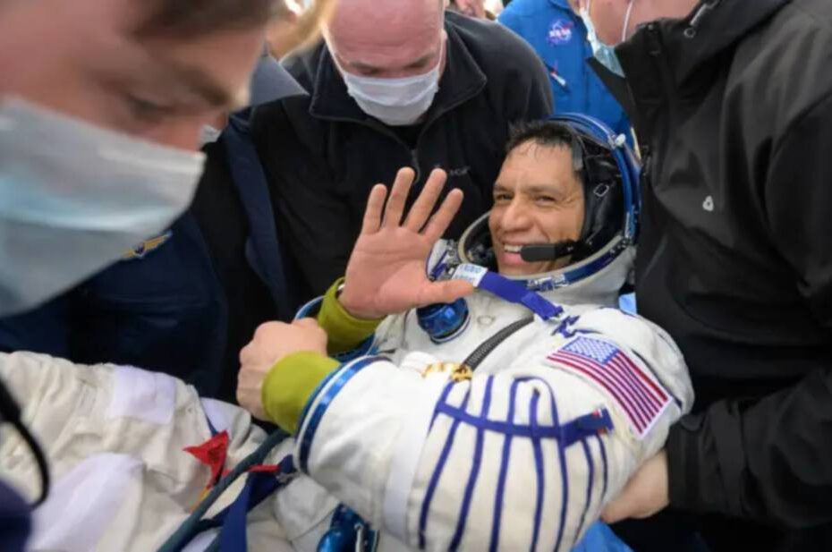 El astronauta de la Expedición 69 de la NASA Frank Rubio es ayudado a salir de la nave espacial Soyuz MS-23 minutos después de que él y los cosmonautas de Roscosmos Sergey Prokopyev y Dmitri Petelin aterrizaran en una zona remota cerca de la ciudad de Zhezkazgan, Kazajstán, el miércoles 27 de septiembre de 2023. El trí­o regresa a la Tierra tras 371 días en el espacio como miembros de las Expediciones 68-69 a bordo de la Estación Espacial Internacional. El vuelo espacial de Rubio ha sido el más largo realizado por un astronauta estadounidense. Credito de la imagen: NASA/Bill Ingalls