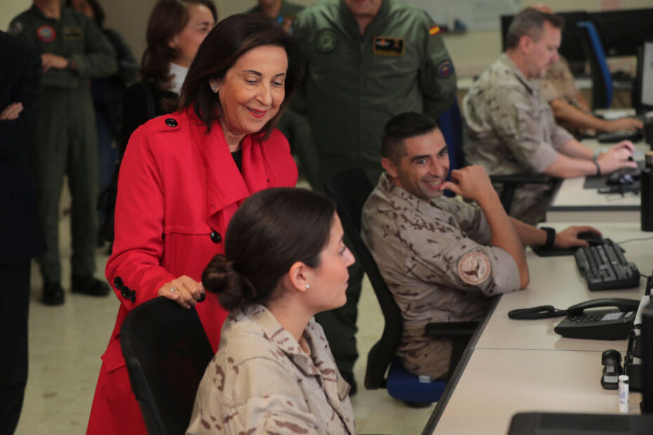 La ministra visita la Jefatura de Movilidad Aérea (JMOVA) en Zaragoza. Foto: Iñaki Gómez