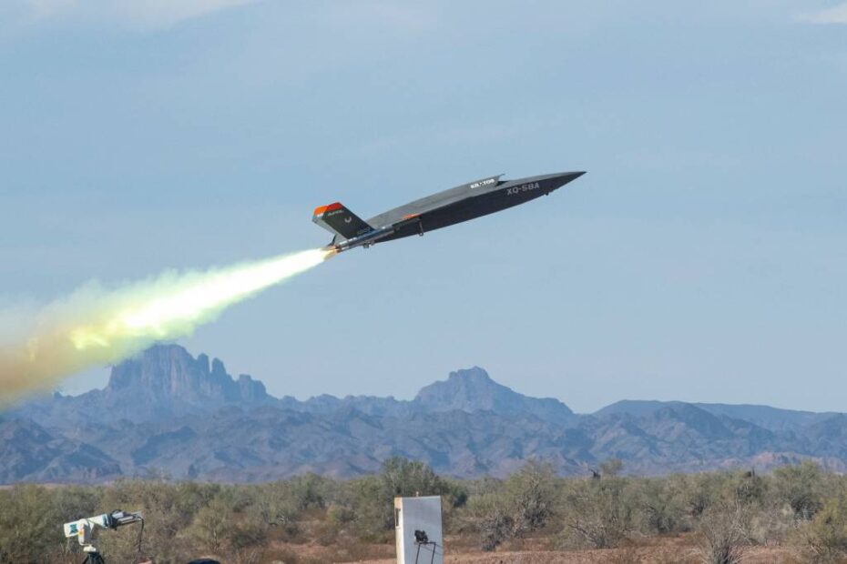 El vehículo aéreo no tripulado de bajo coste XQ-58A Valkyrie despega en el Yuma Proving Ground del Ejército de Estados Unidos, Arizona, el 9 de diciembre de 2020. El vuelo demostró con éxito la capacidad de los nuevos datos de comunicaciones para intercambiar información con un F-22 Raptor y un F-35 Lightning II y el impacto transformador en la lucha bélica de la arquitectura abierta que sustenta el Sistema Avanzado de Gestión de Batalla. (Fotografía de la Fuerza Aérea de EE.UU. por el sargento Joshua King).