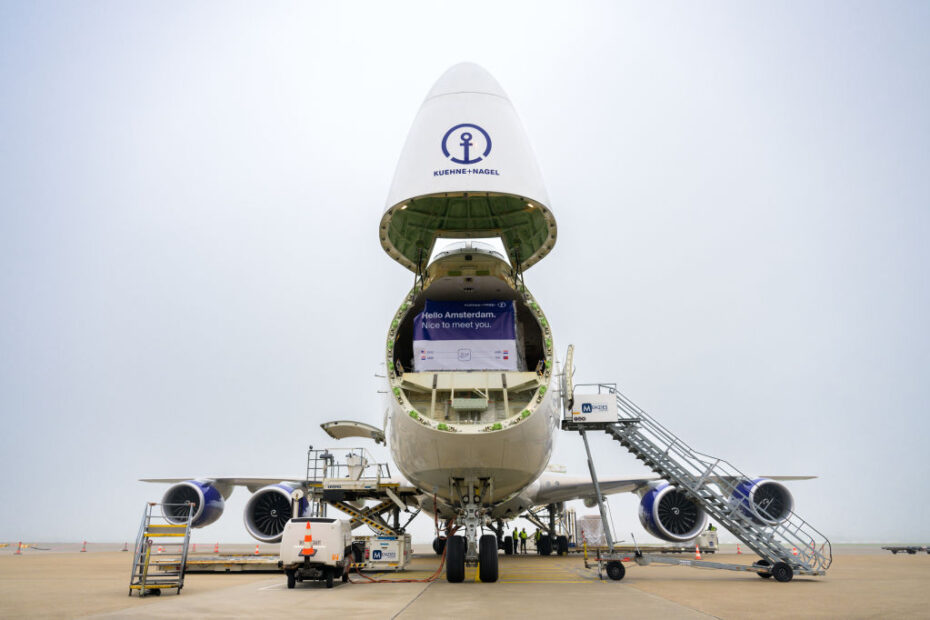 747-8F Inspire con la puerta de carga de la nariz abierta ©Kuehne+Nagel