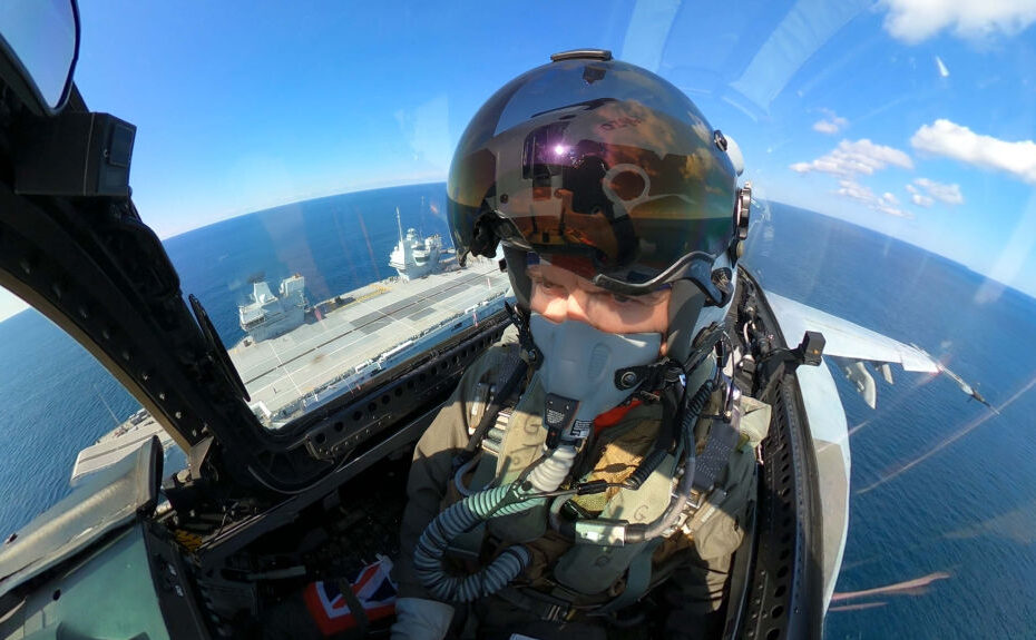 El Teniente Comandante Rory Cheyne vuela sobre el HMS Prince of Wales en su F-18 ©Royal Navy