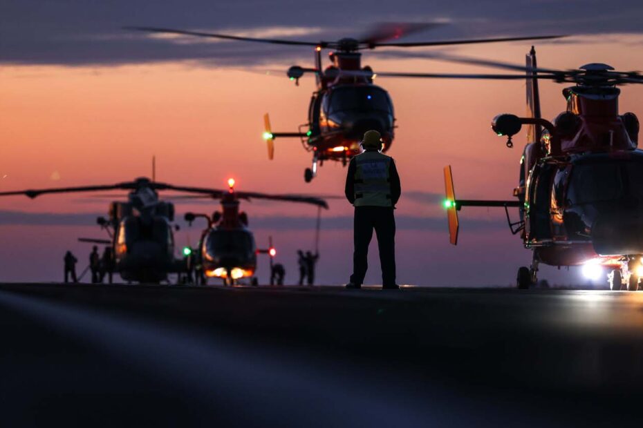 Helicópteros Dolphin de la Guardia Costera de Estados Unidos realizan vuelos nocturnos con el HMS Prince Of Wales ©Royal Navy UK