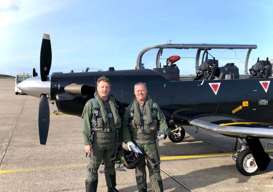 Tim y Paul después de pilotar el Texan. Tim esta a la izquierda ©Royal Navy UK