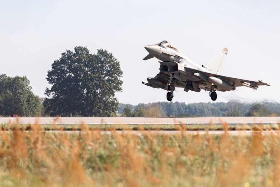 Los Typhoons de la RAF han estado poniendo a prueba sus habilidades de combate aéreo, completando entrenamientos aire-aire con y contra aviones de combate F-16 polacos y F-35 italianos. ©RAF