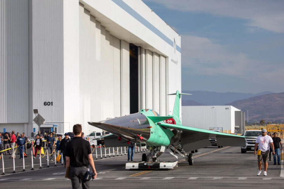 El avión de investigación X-59 de la NASA se trasladó de su lugar de construcción a la línea de vuelo -o el espacio entre el hangar y la pista- en Lockheed Martin Skunk Works, en Palmdale (California), el 16 de junio de 2023. El traslado permitió al equipo del X-59 realizar pruebas de seguridad y estructurales, pasos críticos hacia el primer vuelo. © Lockheed Martin