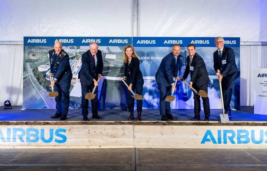 Ceremonia de colocación de la primera piedra del nuevo Centro de Apoyo Airbus A400M Wunstorf (de izq. a dcha.): Teniente General Ingo Gerhartz, Jefe de las Fuerzas Aéreas alemanas; Stephan Weil, Ministro Presidente de Baja Sajonia; Siemtje Möller, Secretario de Estado Parlamentario del Ministro Federal de Defensa; Michael Schöllhorn, CEO de Airbus Defence and Space; Ralph Herzog, Vicepresidente de la Oficina Federal de Equipamiento, Tecnología de la Información y Apoyo en Servicio del Bundeswehr (BAAINBw); y Carsten Piellusch, Alcalde de Wunstorf. Imagen: Airbus