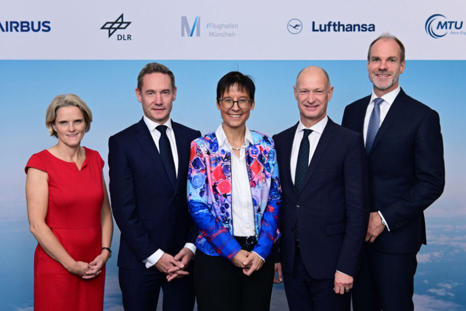 De izquierda a derecha: Nicole Dreyer-Langlet, Vicepresidenta de Investigación y Tecnología para Alemania de Airbus Operations GmbH; Jens Ritter, Consejero Delegado de Lufthansa Airlines; Prof. Dr. Meike Jipp, Directora de la División de Energía y Transporte del DLR; Jost Lammers, Presidente de la Junta Directiva del Aeropuerto de Múnich; Lars Wagner, Consejero Delegado de MTU Aero Engines AG (Derechos de imagen: Lufthansa/Steffen Weigelt)