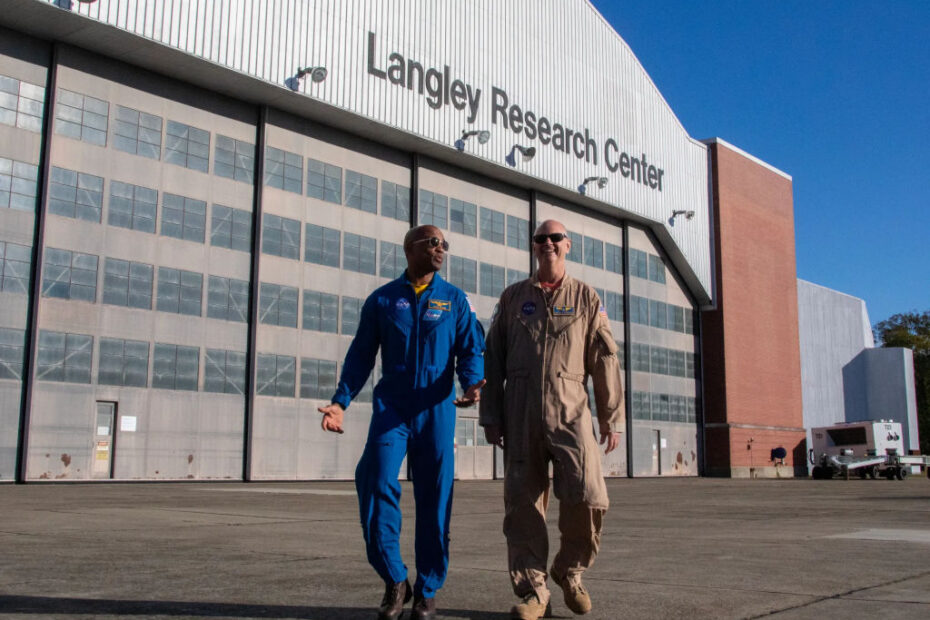 El ex instructor de pruebas de vuelo y actual piloto de pruebas de la NASA Nils Larson se reunió con el ex alumno y actual astronauta Victor Glover el 21 de octubre durante una jornada de puertas abiertas en el Centro de Investigación Langley de la NASA en Hampton, Virginia. ©NASA / Dave Bowman