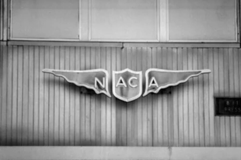 El logotipo del Comité Consultivo Nacional de Aeronáutica (NACA) en la pared del túnel de viento de presión transónica de 8 pies del Laboratorio Aeronáutico Langley, ahora Centro de Investigación Langley de la NASA en Hampton, Virginia. ©NASA