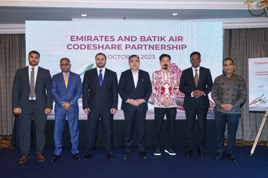 Lanzamiento del acuerdo de código compartido entre Emirates y Batik Air Malaysia con (de izda. a dcha.) Saeed Mubarak, Director de Emirates para Malasia; Anand Lakshminarayanan, Vicepresidente Senior de Emirates, Optimización de Ingresos; Orhan Abbas, Vicepresidente Senior de Emirates, Operaciones Comerciales (Extremo Oriente); YB Tuan Anthony Loke, Ministro de Transportes de Malasia; Bapak Rusdi Kirana, Cofundador del Grupo Lion Air; Dato' Jana Santhiran Muniayan, Secretario General del Ministerio de Transportes; y Datuk Chandran Rama Muthy, Director de Estrategia del Grupo Batik Air y Lion Group. ©Emirates