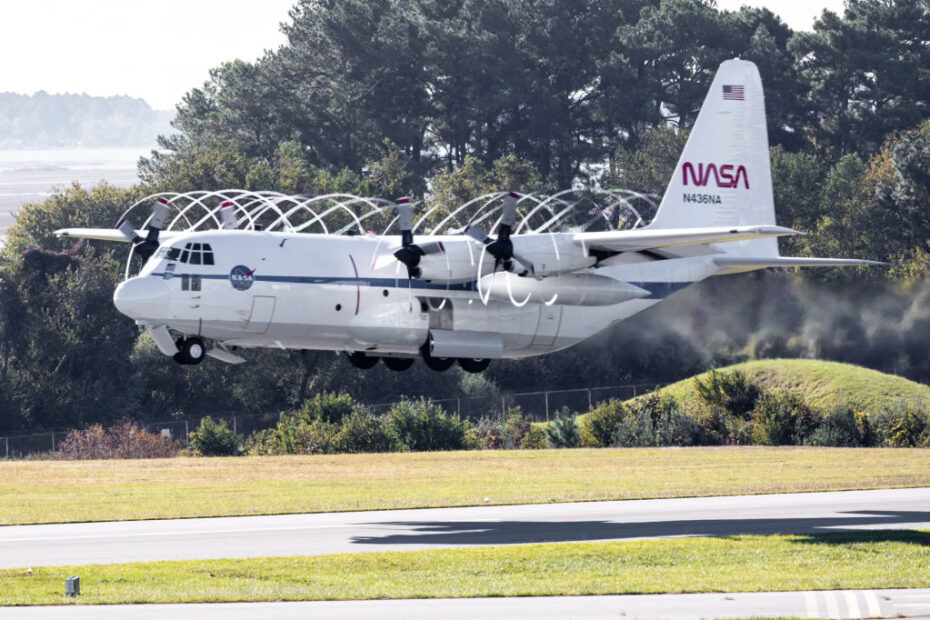 Los equipos de la Oficina de Aeronaves preparan el avión C-130 para su partida en el Centro de Vuelo Wallops de la NASA en Virginia. La aeronave transportará la carga útil del Observatorio Espectroscópico de Terahercios ULDB Galáctico/Extragaláctico (GUSTO-Galactic/Extragalactic ULDB Spectroscopic Terahertz Observatory) de la agencia a la Estación McMurdo, en la Antártida. La misión GUSTO se lanzará en un globo científico en diciembre de 2023. NASA/Terry Zaperach