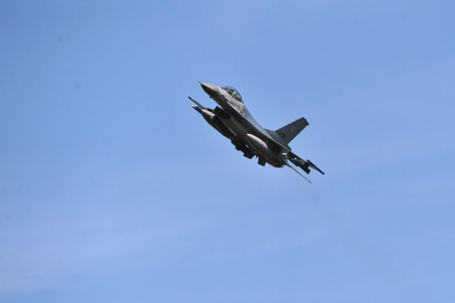 Un F-16 Fighting Falcon de la Real Fuerza Aérea de los Países Bajos lleva a cabo una misión de vuelo de bombardeo y ametrallamiento en el 7º Mando Conjunto de Entrenamiento Multinacional del Ejército de EE.UU. en Grafenwoehr, Alemania, 6 de junio de 2013. Imagen: DoD
