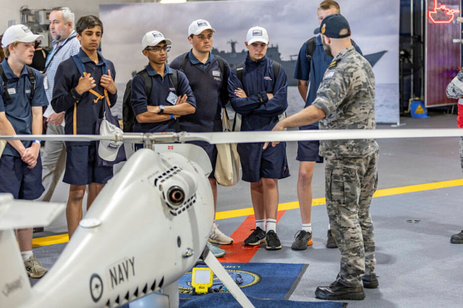 Un marinero del HMAS Adelaide habla con estudiantes de The Navy Life Experience durante la Sea Power Conference 2023 Sydney, Nueva Gales del Sur. ©Defensa Australia